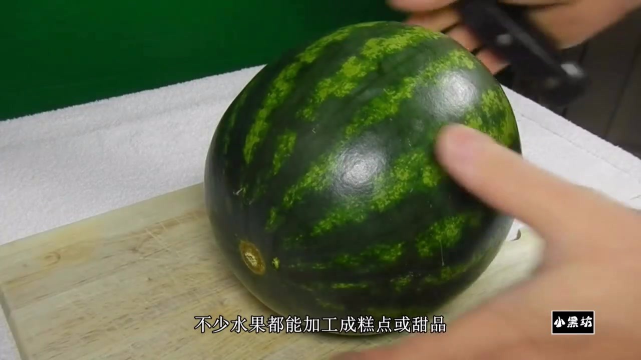 Take the watermelon and fry it. Do you dare try this alternative food? It looks good.