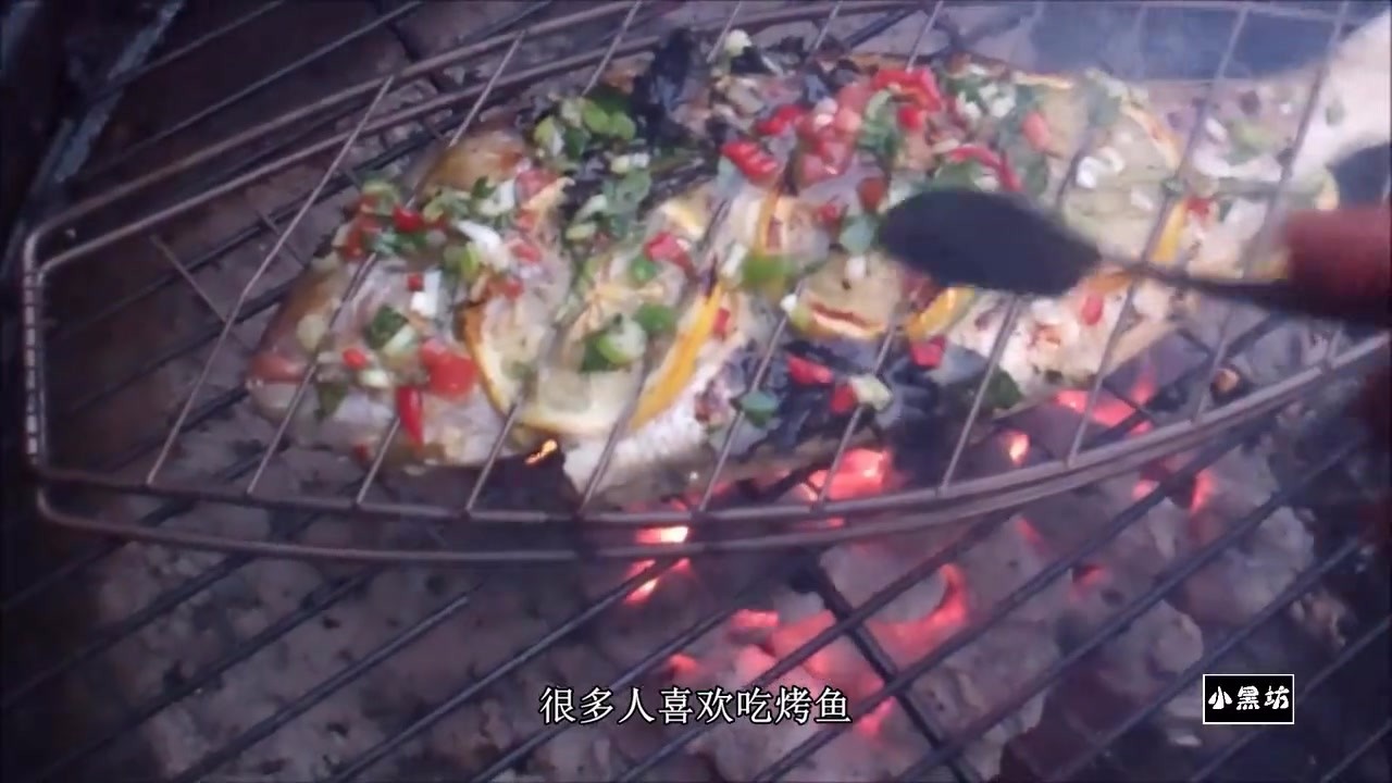 Melt the steel bar into hot metal to roast the fish. Look at the roasted fish. It should be very fragrant.