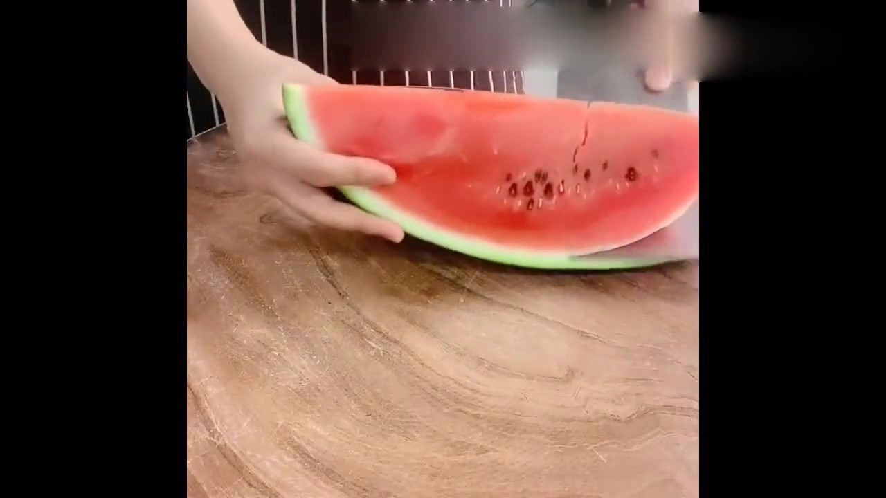 Ordinary watermelon, cut into the appearance I can not afford to eat, really want to eat a taste.