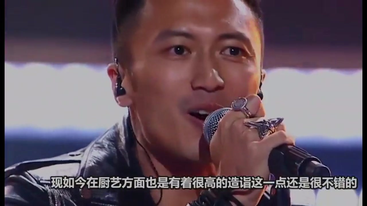 Nicholas Tse broadcast the delicious food live late at night, but was accidentally robbed of the mirror by Wang Fei, netizen: Xiu En Ai!