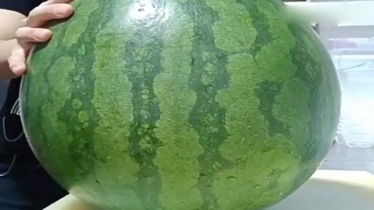 The original watermelon can be so cut, eat more than 20 years, now only know