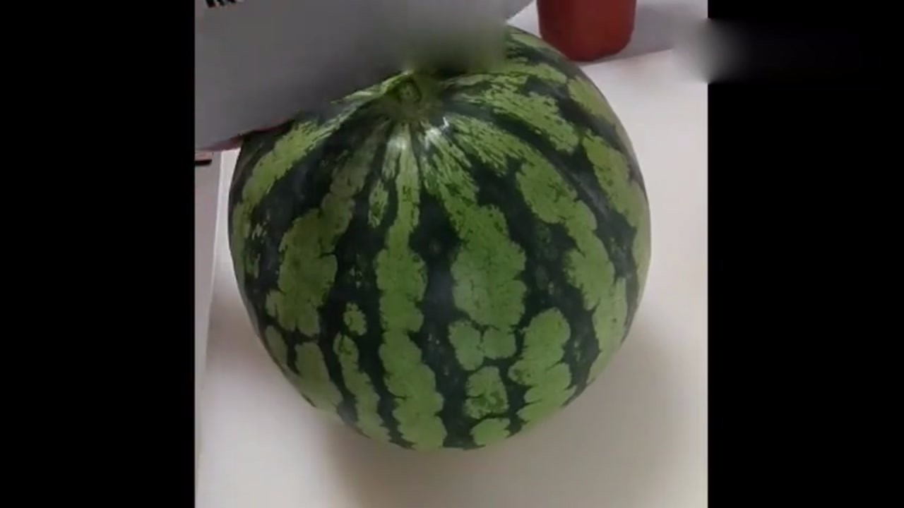 When you cut watermelon like this in summer, you can't help but have a bite when you see it cut.