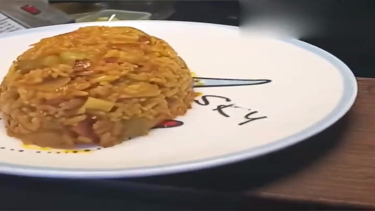 Recently very popular net red eggs wrapped rice, a knife across, I really want to go up to eat a bite.