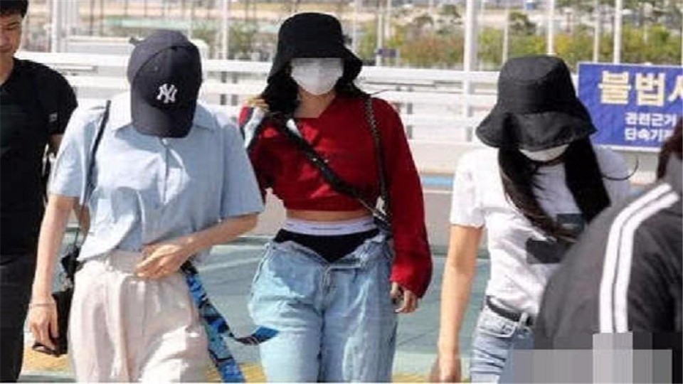 Actress appeared at the airport without pants zipper caused controversy, netizens: get is not this fashion!