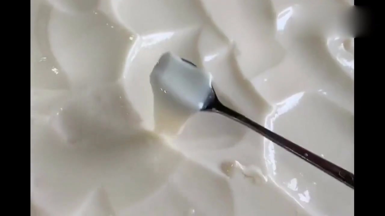 This is the real tofu brain. When you dig it out with a spoon, you feel Q-bullet across the screen.