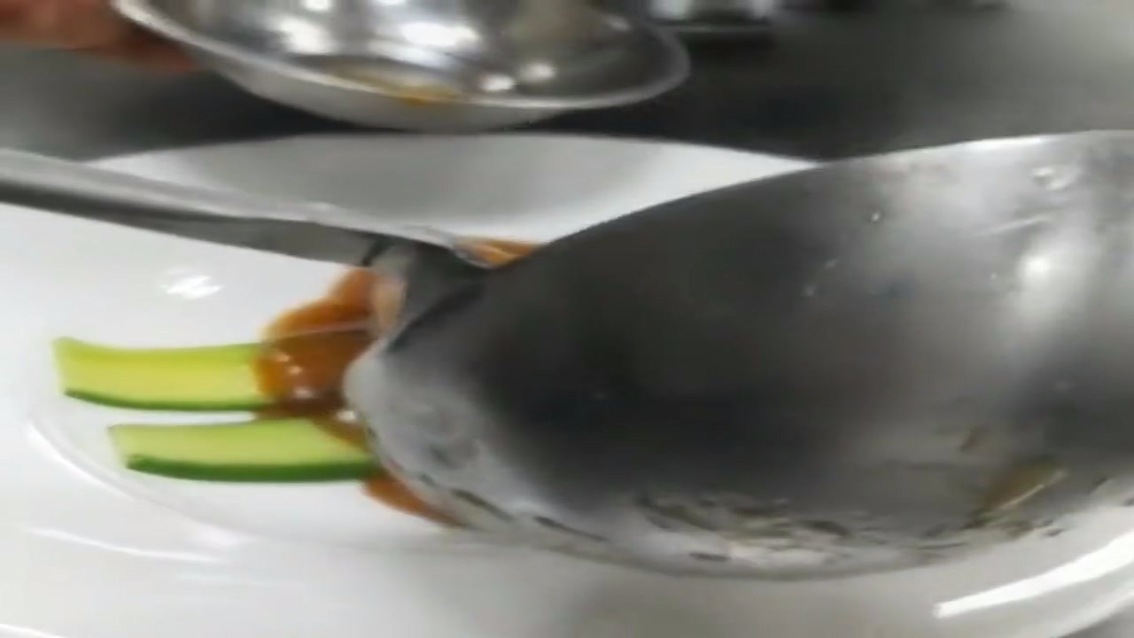 It's hard to refuse the operation before pouring abalone juice on glutinous rice shark fins
