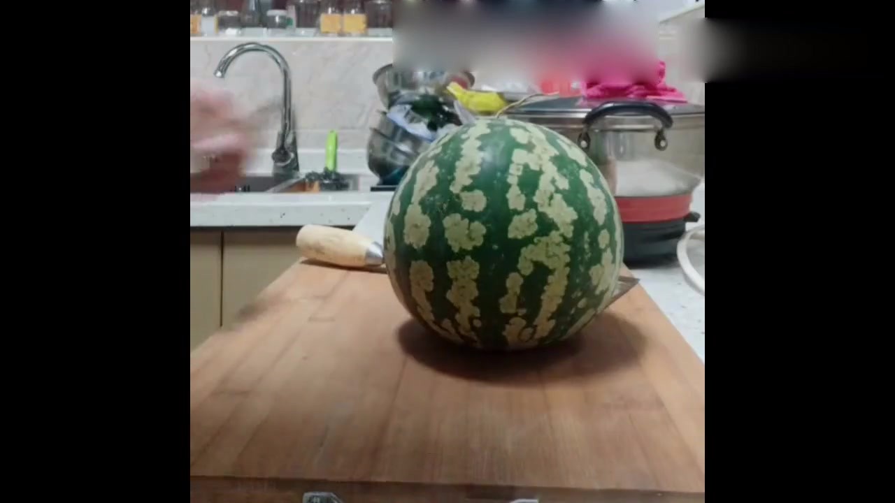 The little watermelon bought for 100 yuan. What the hell was it when it was cut off?