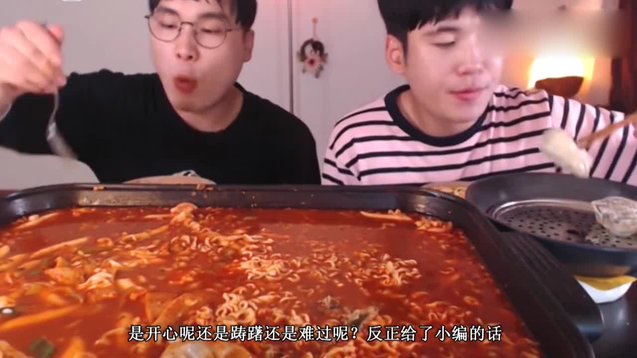 Ten packs of Turkey noodles were cooked in a whole pot, and when they looked at it, they were afraid. King Big Stomach brought his cousin to challenge him.