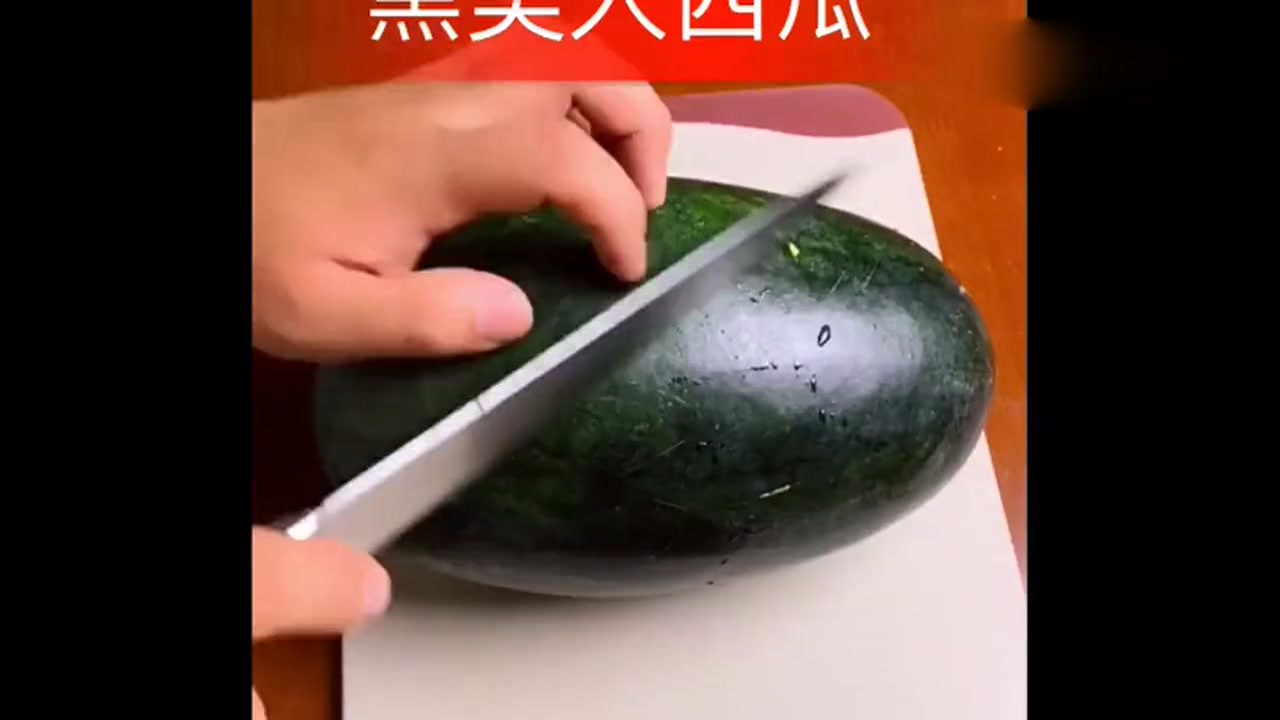 Learning how to cut the fruit tray in a hotel at home. If you cut it like this, will anyone like me?