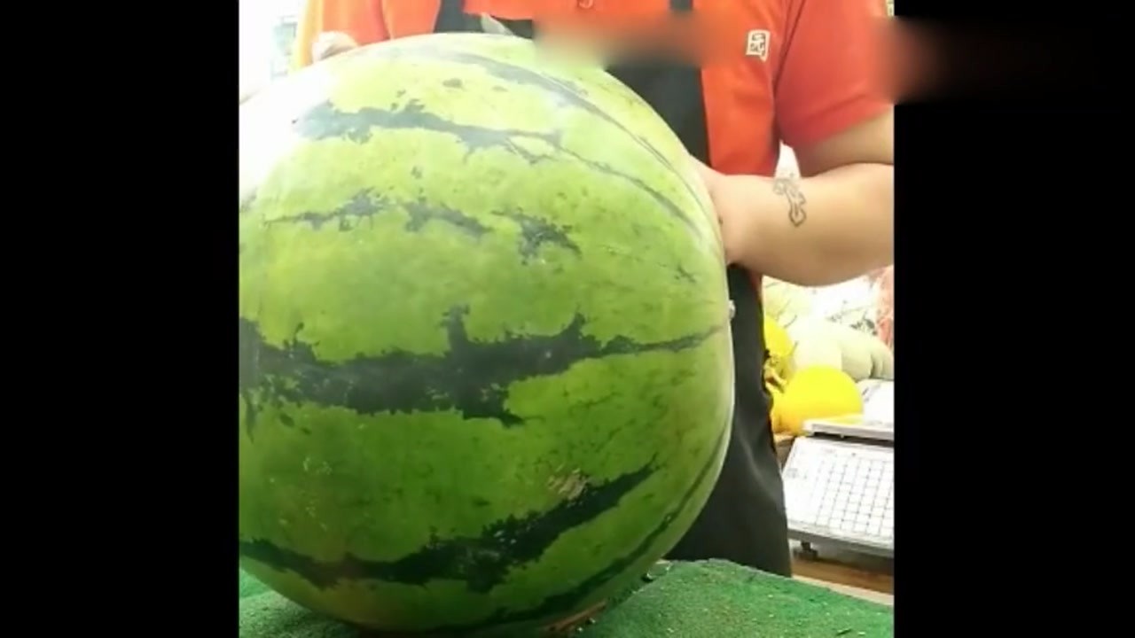 This is the right way to cut watermelon, and netizens have learned a new skill.