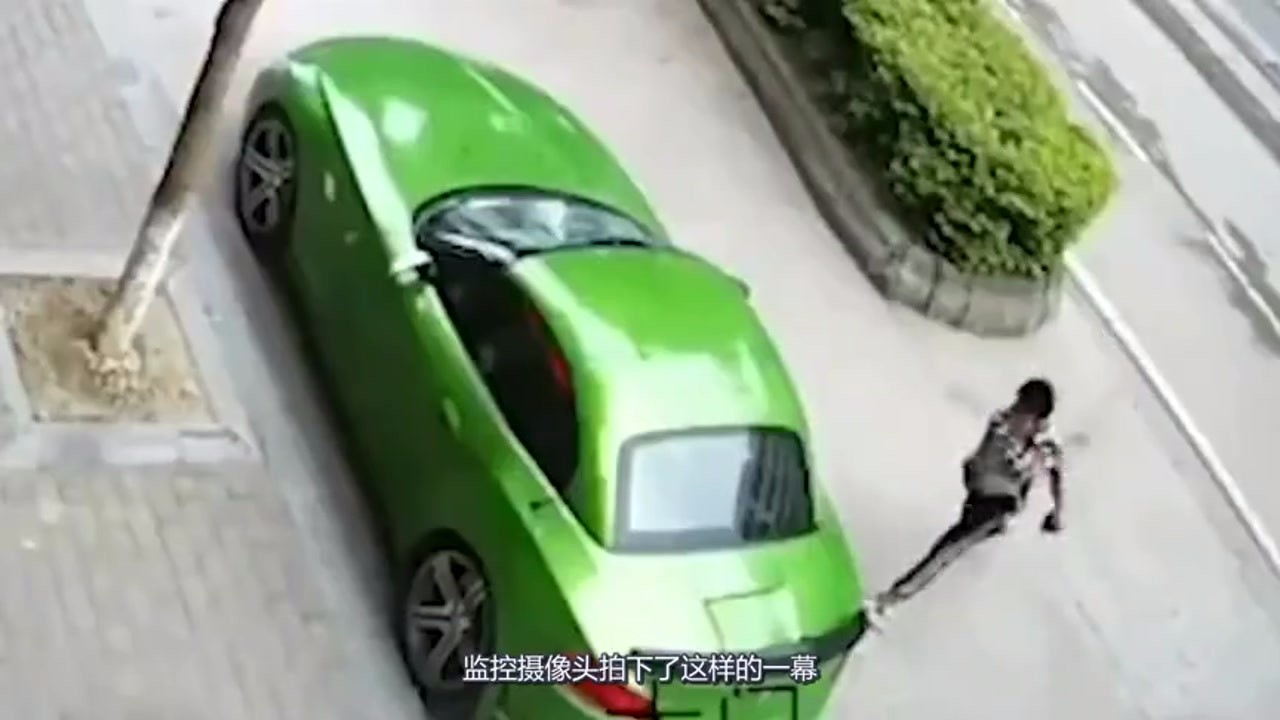 "Crazy Brother" can't get used to "green", drunk "smash" BMW luxury car! Go up and do it!
