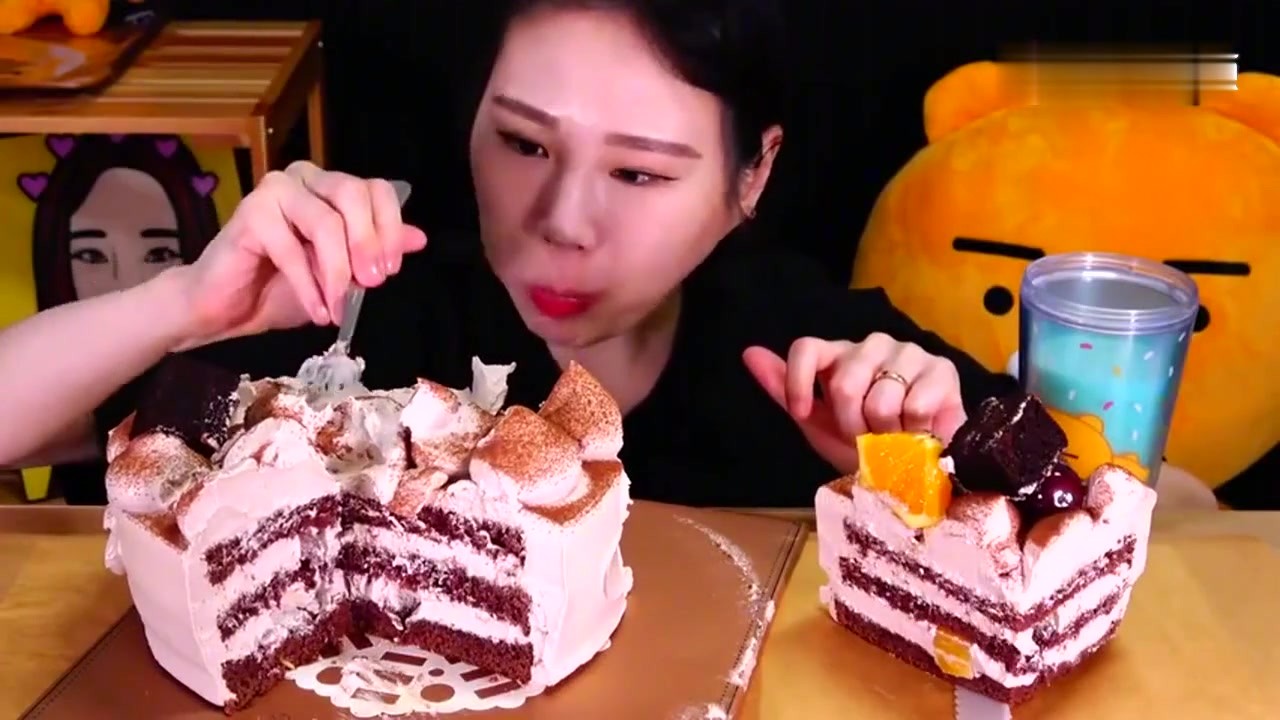 Kamei Daweiwang eats delicious chocolate cake, and Mukbang is satisfied with a big mouthful of stuffing.