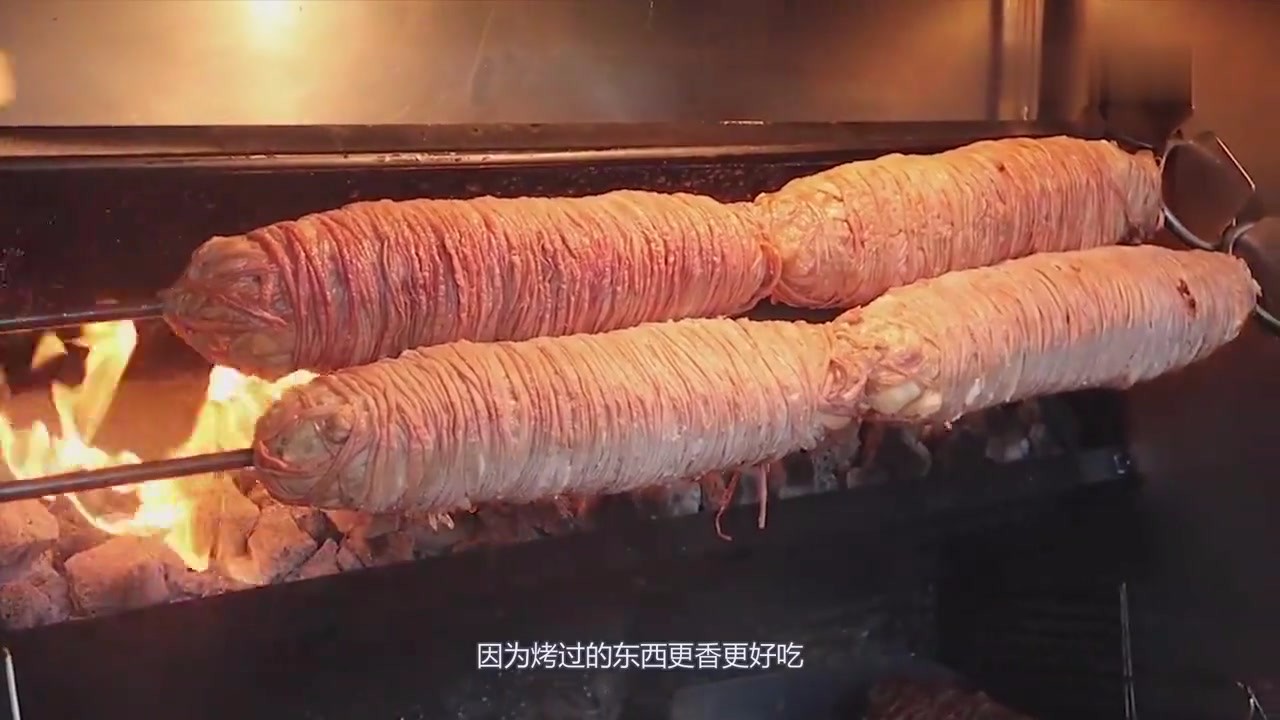 Chef roasts Mutton Sausage Bread on the street, 30 pieces of bread, all filled with roast meat stuffing in one mouthful.