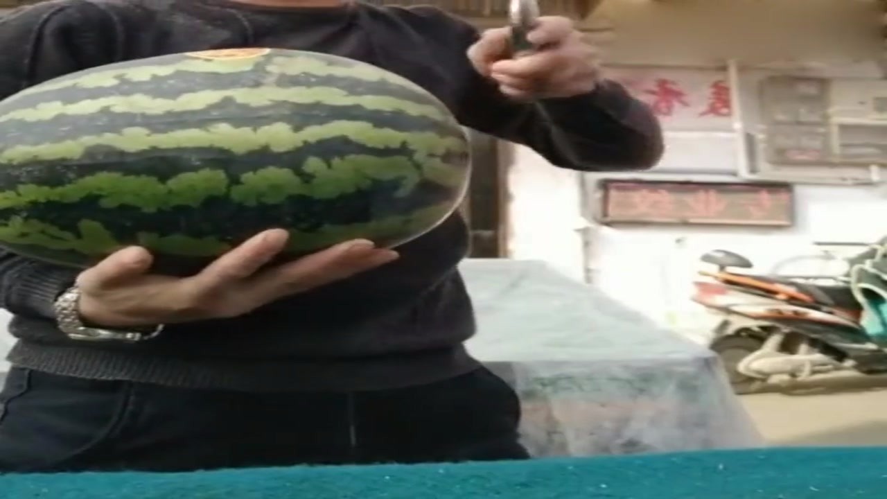 I guess the watermelon is ripe, but is it ripe rhythm when it is cut?