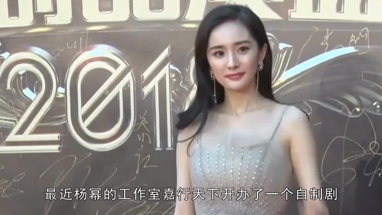 Yang Weiyi appeared in the mall in black, and the comic legs were grabbing glasses.