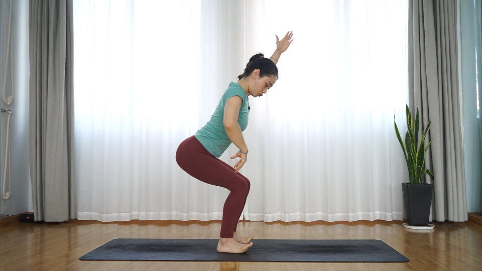 The phantom of yoga can relieve back pain, correct bad posture by body shaping