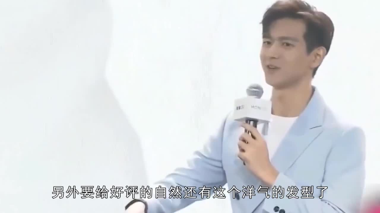 Li Xian's light blue suit appeared, handsome and fresh meat in minutes.