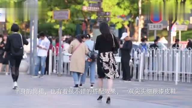 See how beautiful women match Street photographs in early summer. Do you want to wear skirts or high heels?