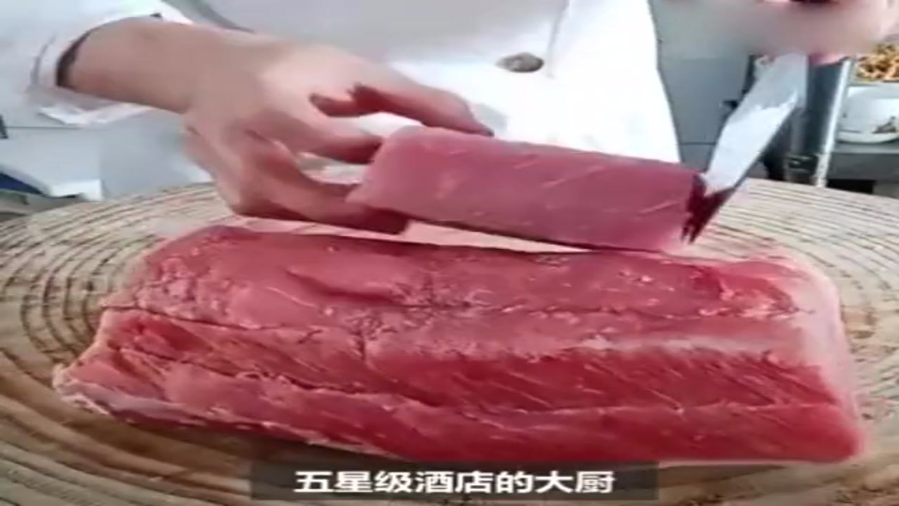 The chef of a five-star hotel teaches you how to cut triangular slices of meat. This knife is absolute.