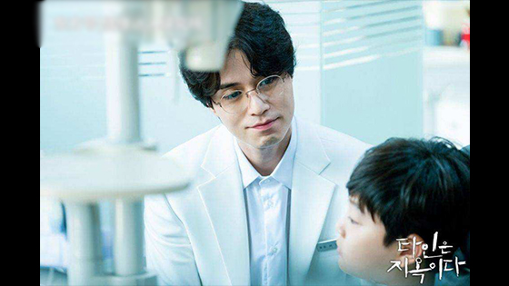 Strangers From Hell Kdrama: Lee Dong Wook acts an abnormal dentist