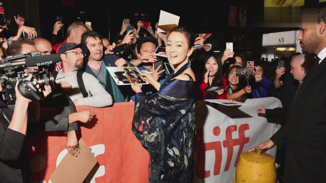 Gong Li Hot Scene:Wear High slit skirt appeared in Toronto
