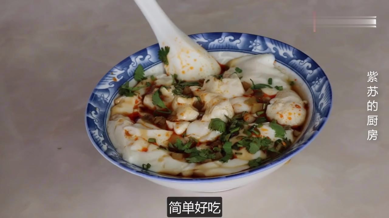 It sells 6 yuan a bowl of tofu brains outside. It's made at home. Half a kilogram of soybeans can be made into 5 bowls. It's delicious and tender.
