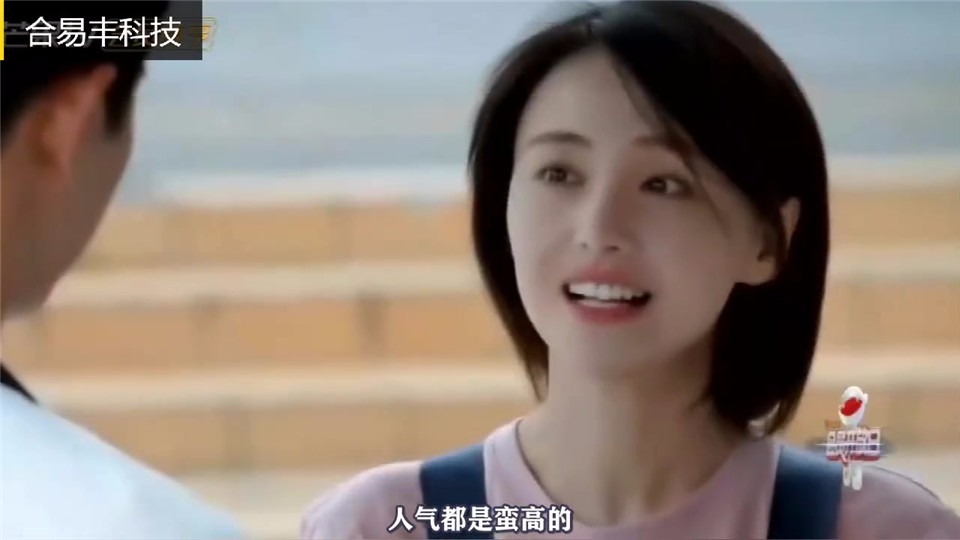 Zheng Shuang's shoulder-length white skirt with foam curly hair is delicate, elegant and amazing. It is said that it is more and more feminine.