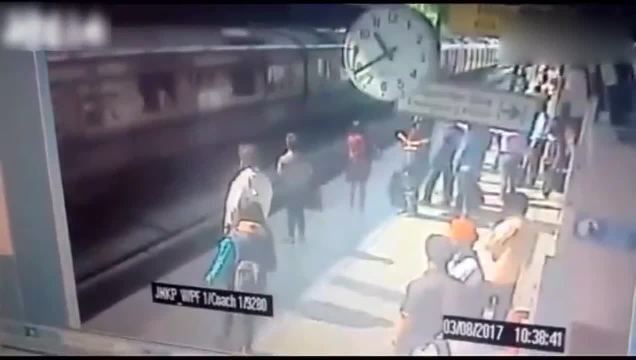 The girl was waiting for the train, but the surveillance just recorded the picture.