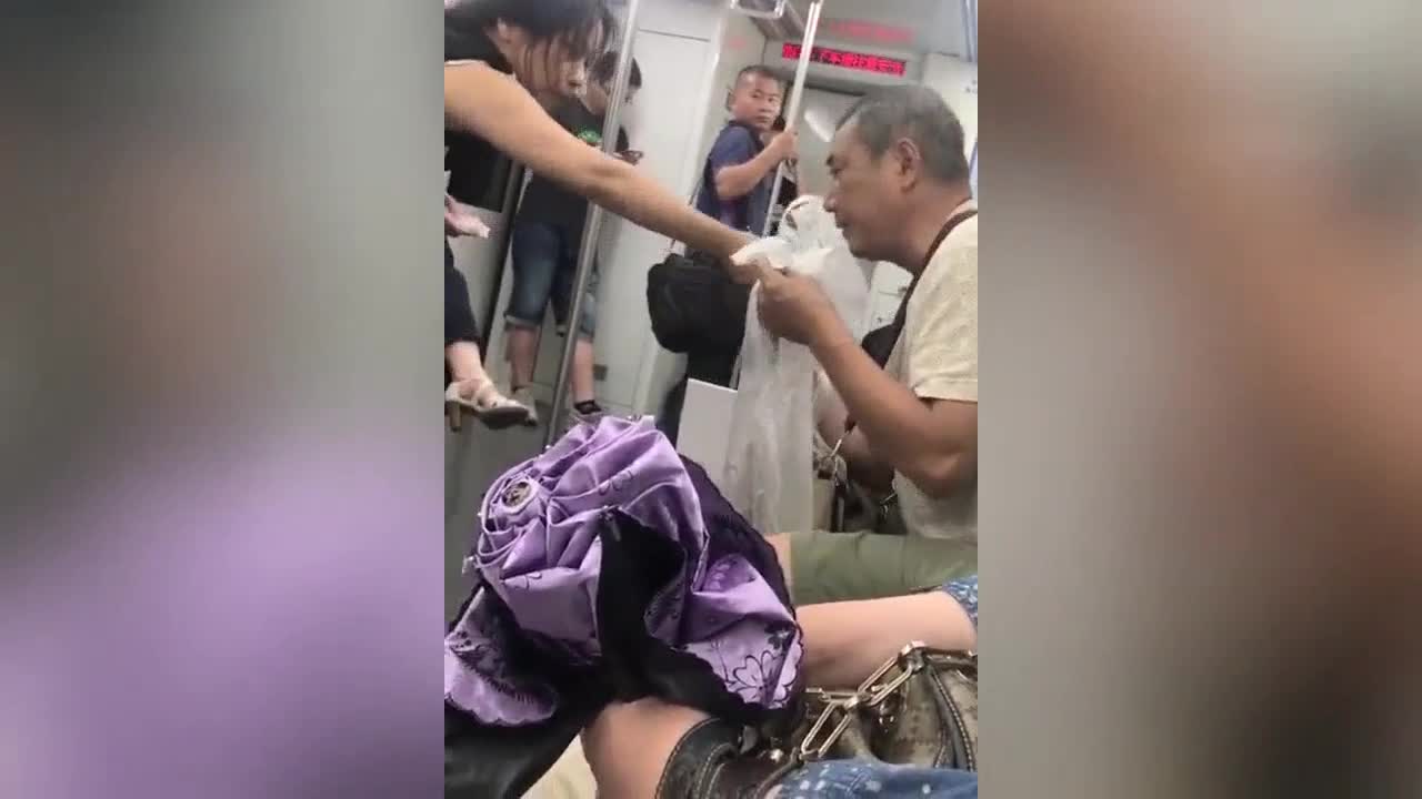 On the subway, an uncle drank too much, vomited, and his sister shocked everyone on the bus.
