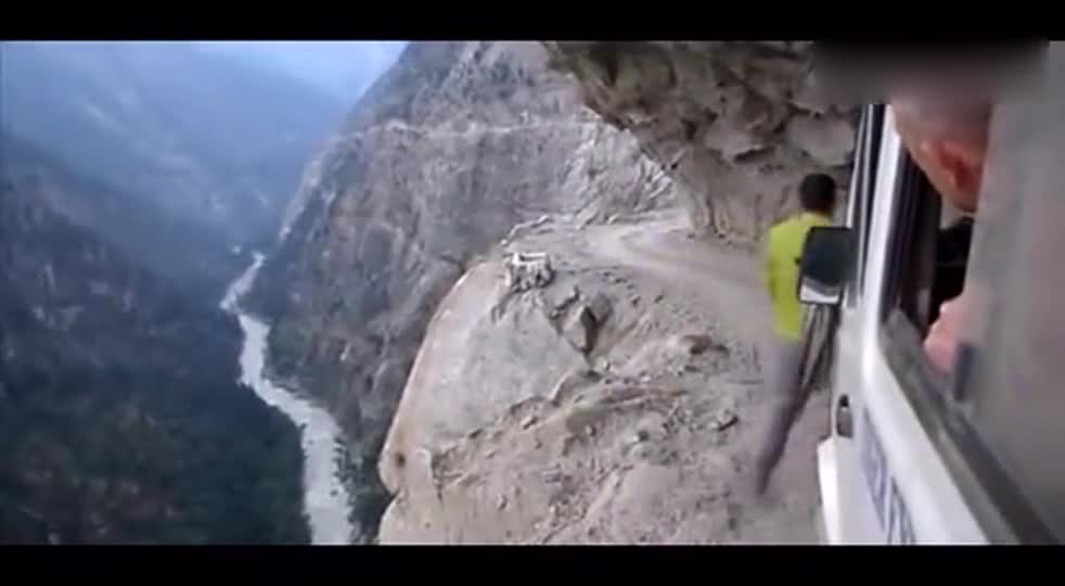 The old driver of Death Hill Road in India dares to try it?
