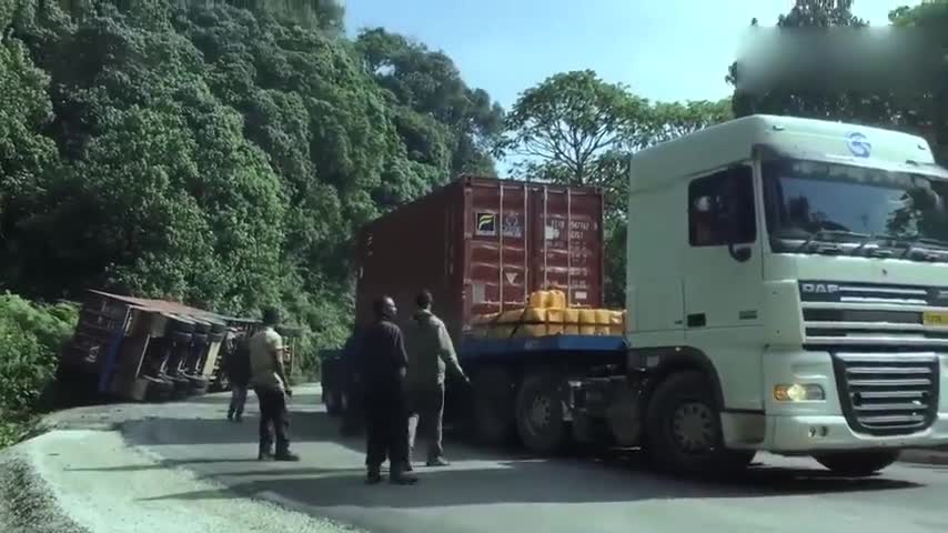 When the semi-trailer was rescued, the black driver was so happy that he didn't have to repair it.