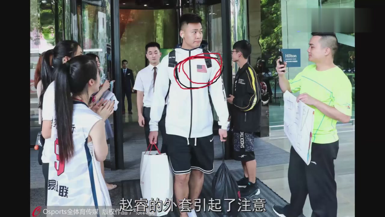 Chinese men's basketball team returned back,Rui Zhao wearing a costume with the American flag