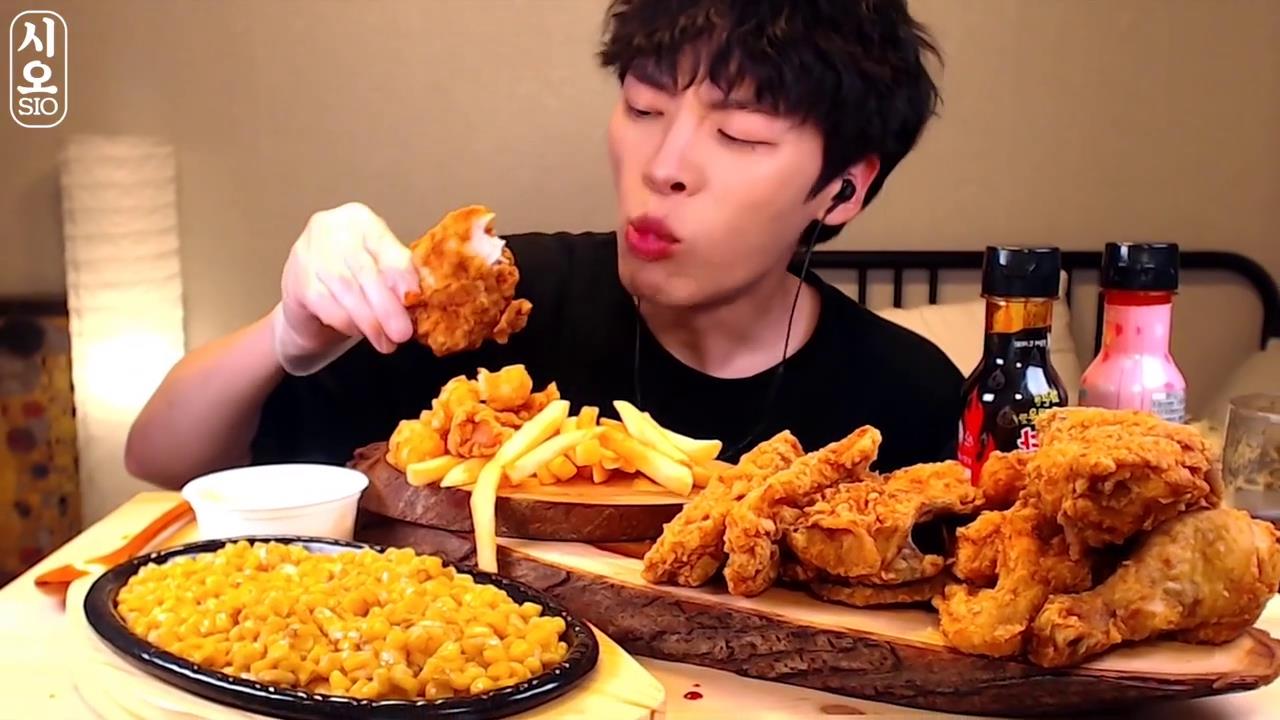 [Headphone Eating Sound] Spicy Turkey sauce KFC fried chicken leg and chips w~It's better to wear headphones!
