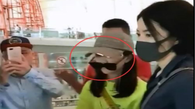 Wong Fei Airport protects her daughter throughout the whole journey. Li Yan plays with her underwear missing and wears sunglasses. It's super cool.