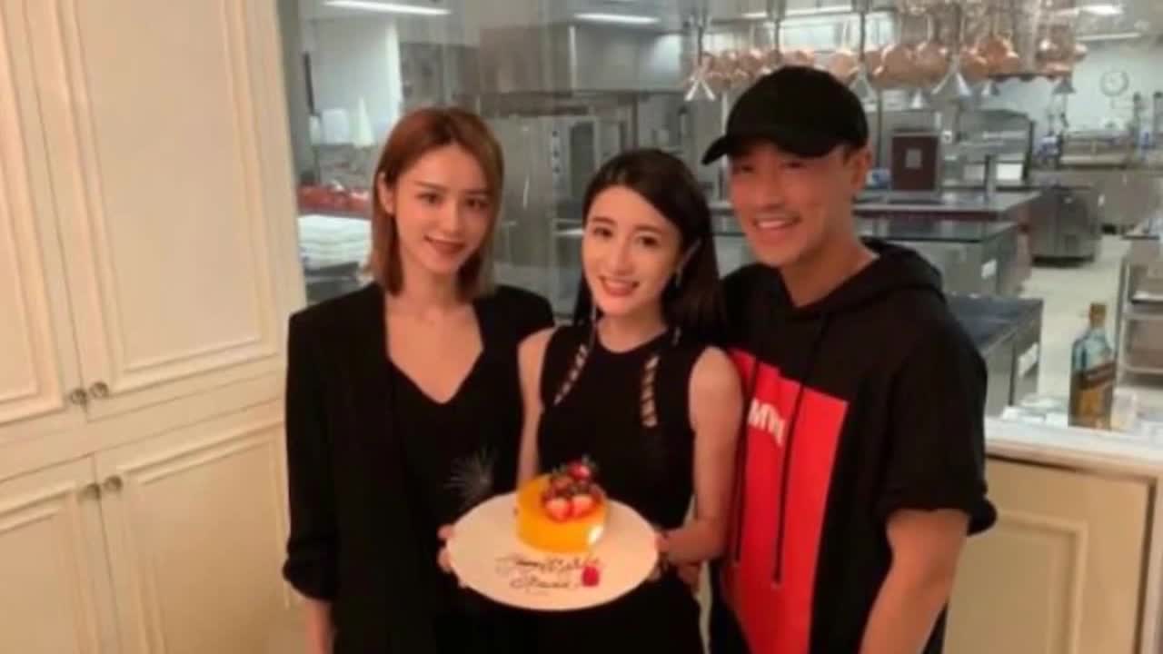 Lin Wu's girlfriend Zhang Xinyue celebrated her birthday. She sunned gifts from her friends and compared them to the mirror.