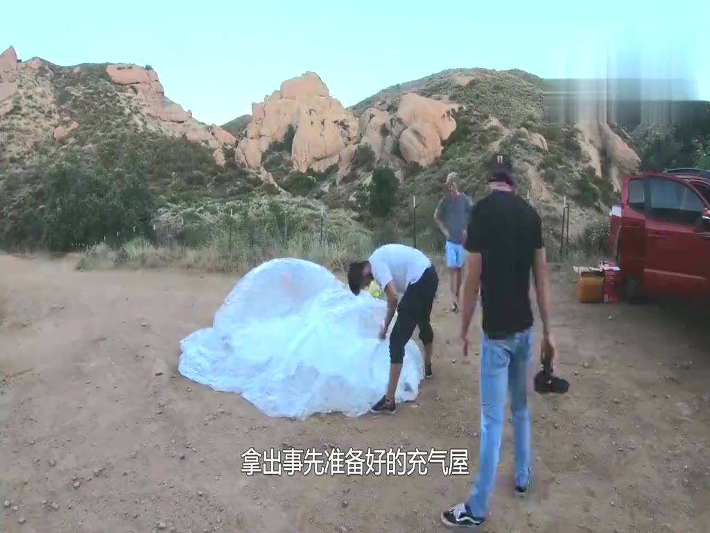 Foreigners make a death challenge, sleeping in the middle of the night in the terrible desert, netizens: What a fate!