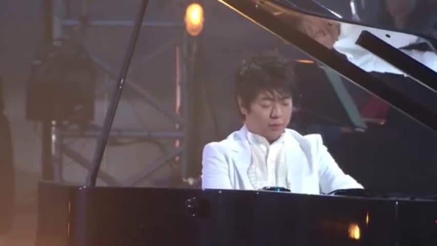 Lang Lang reveals the couple's daily life pattern and responds to his wife's help in carrying bags.