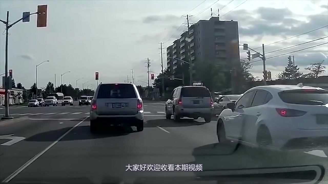 Vehicles were waiting for the red light at the intersection. Two seconds later, the scene became chaotic and the whole process was monitored and photographed horribly.
