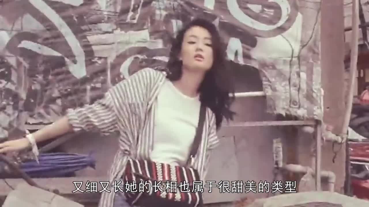 Qiao Xin wears an XS denim skirt and falls down. It's refreshing to wear a white T-shirt.