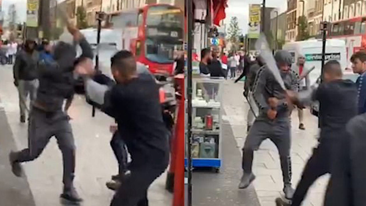 An amazing scene on the streets of London: more than 20 people fiercely beat each other up and smashed iron rods.