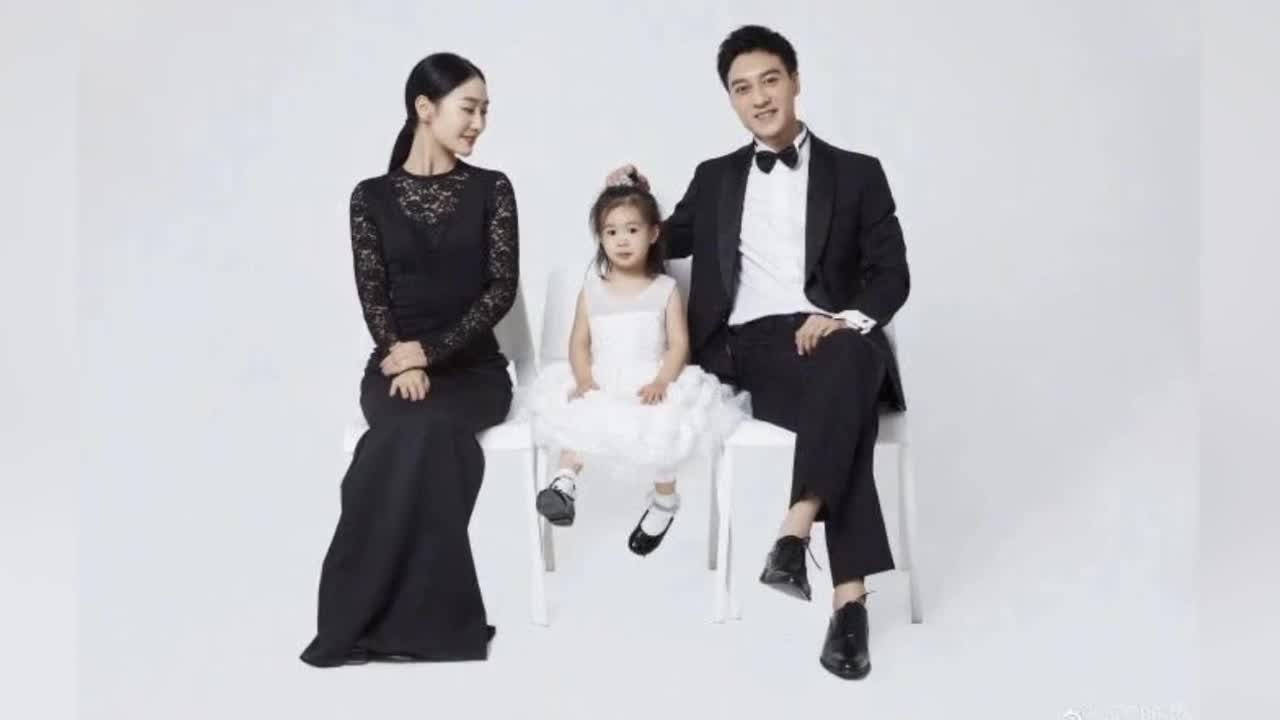 Tao Xinran took a photo of a family of three, netizens: Anling Rong is still so beautiful