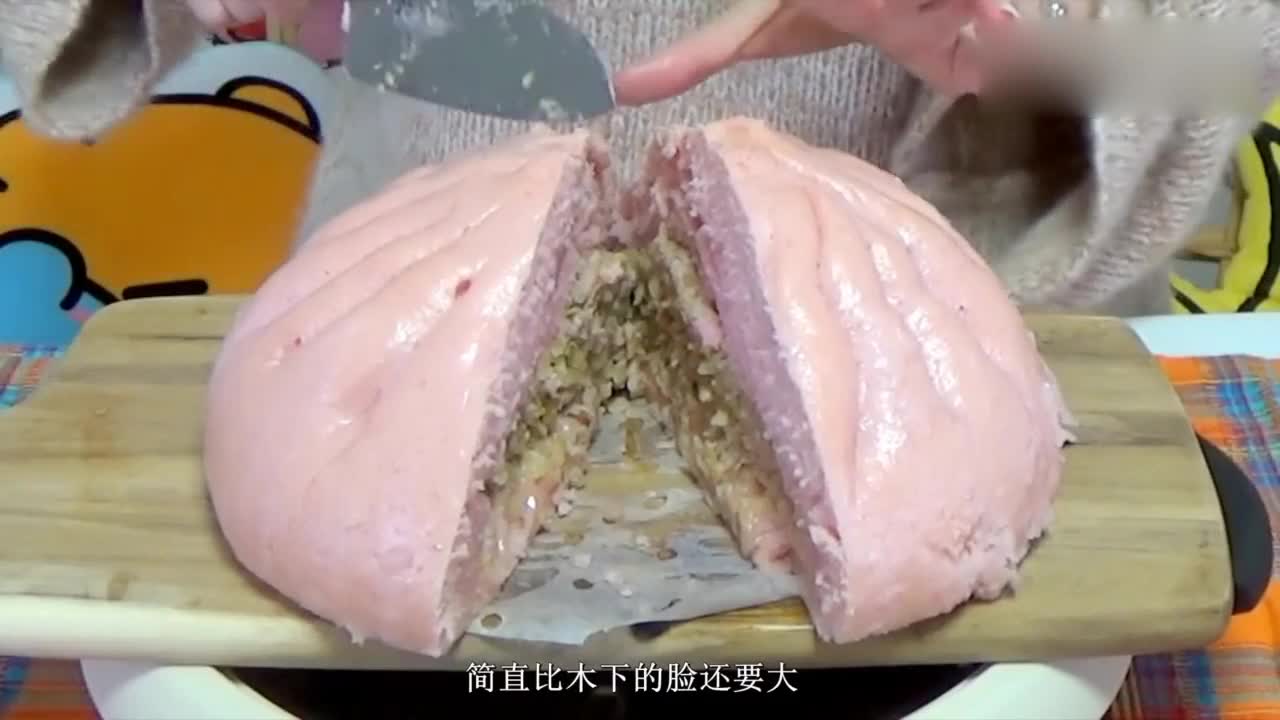 The giant steamed buns under the big stomach are mostly skin, but they are eaten with relish.