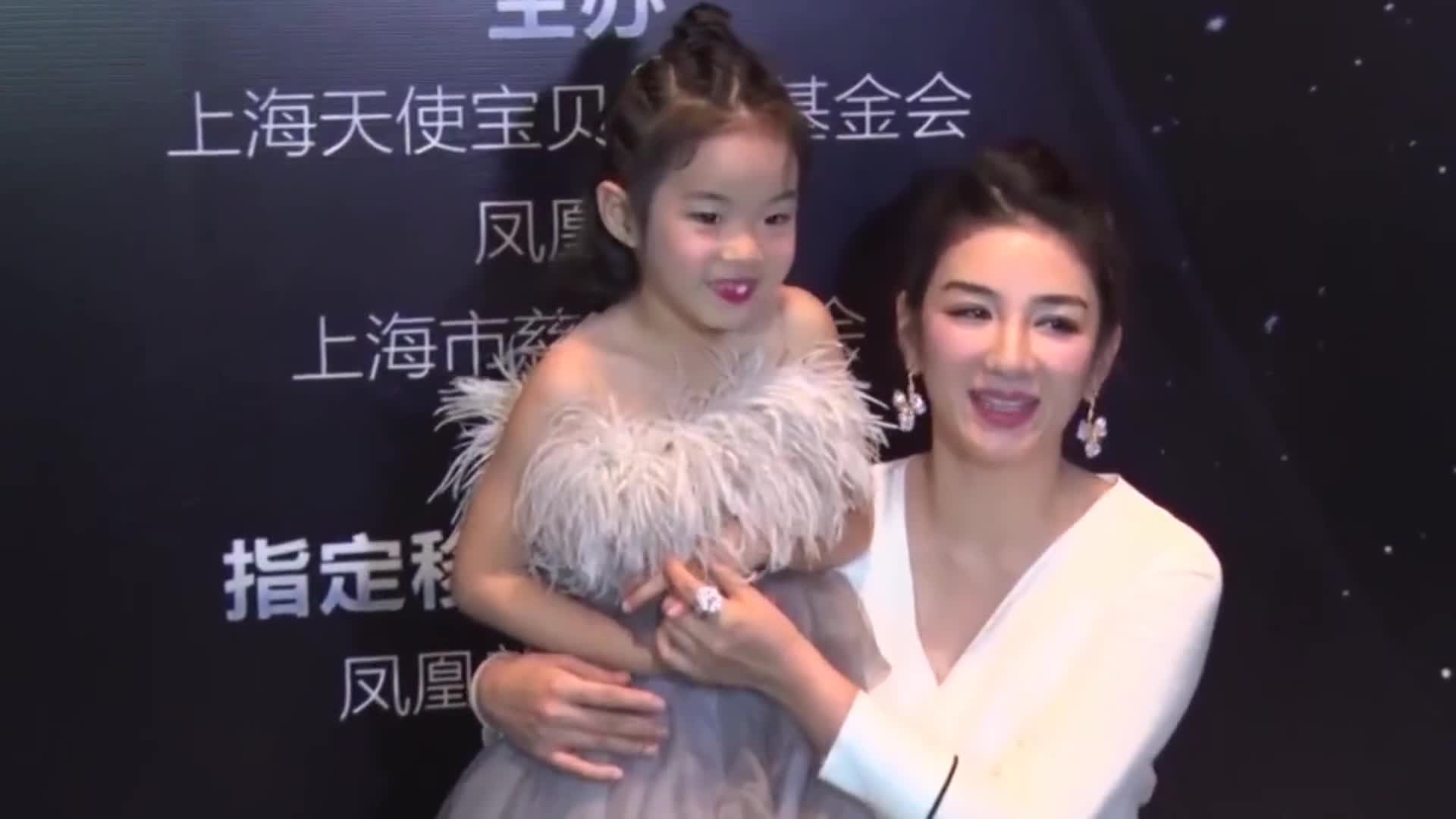 Huang Yi and his 6-year-old daughter interact intimately, warmly and lovingly.