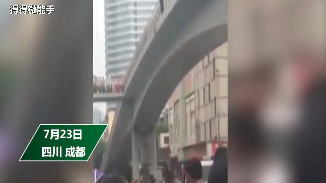 Suddenly a man in Chengdu jumped off the footbridge after breaking free from the police's hands.