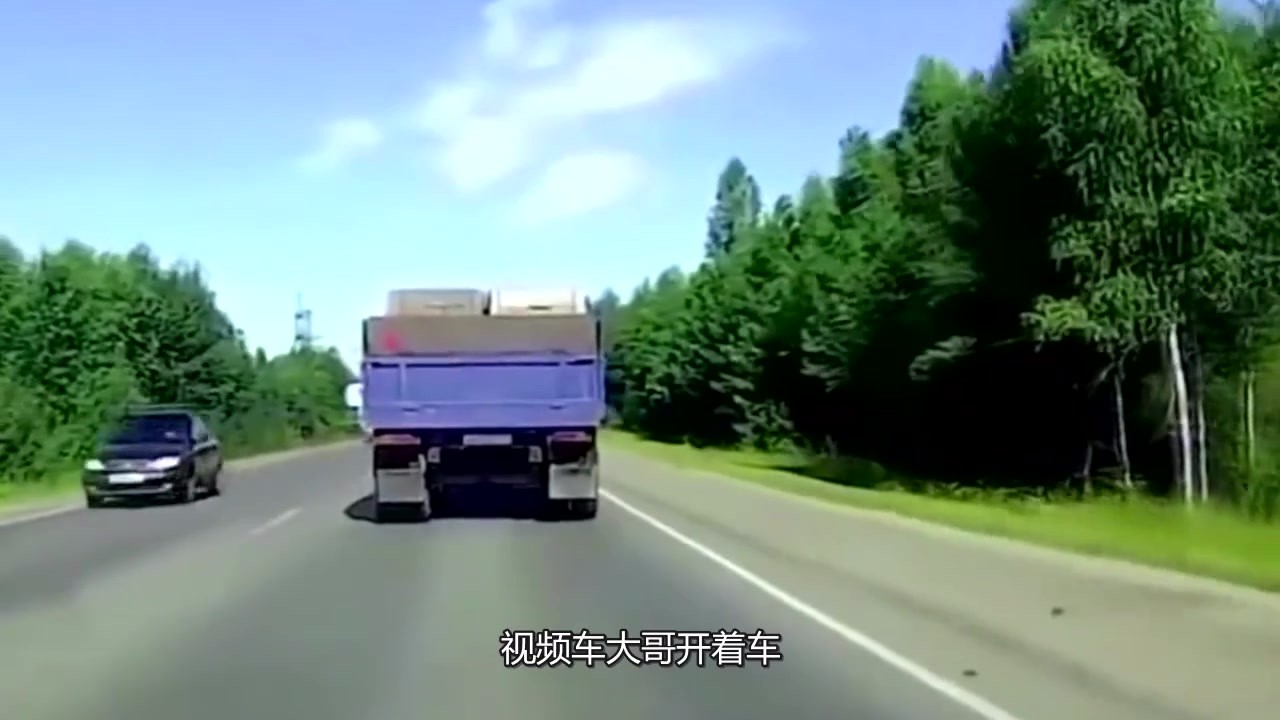 Carefully driving behind the truck, who wants to bang suddenly, something happened