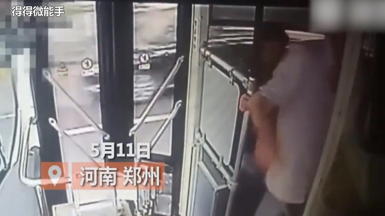 When a foreigner asked to get off the bus, he was angrily thrown a bottle and jumped out of the window.