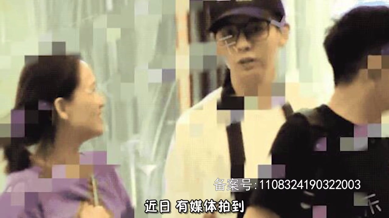 There are new situations Chen Jon Hu Xia came out of the hotel hand in hand and talked intimately about his actions.