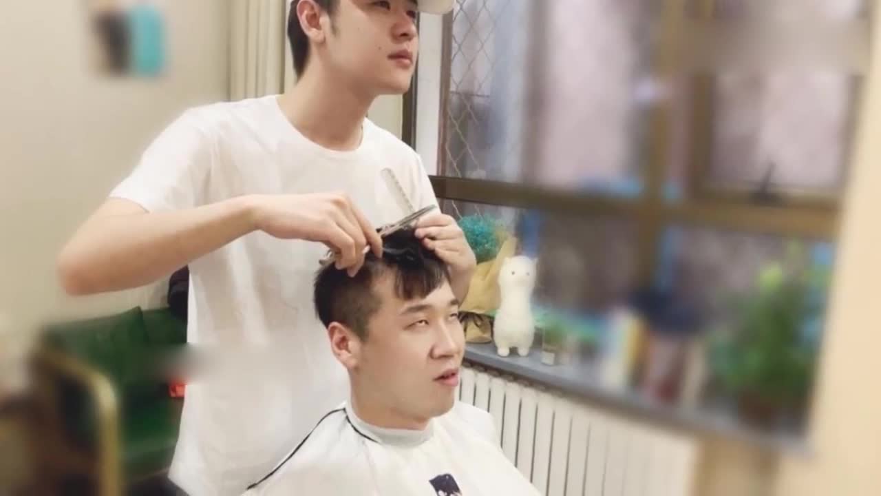 Zhang Yunlei's barber shop is open? Cut your hair for a good partner in person