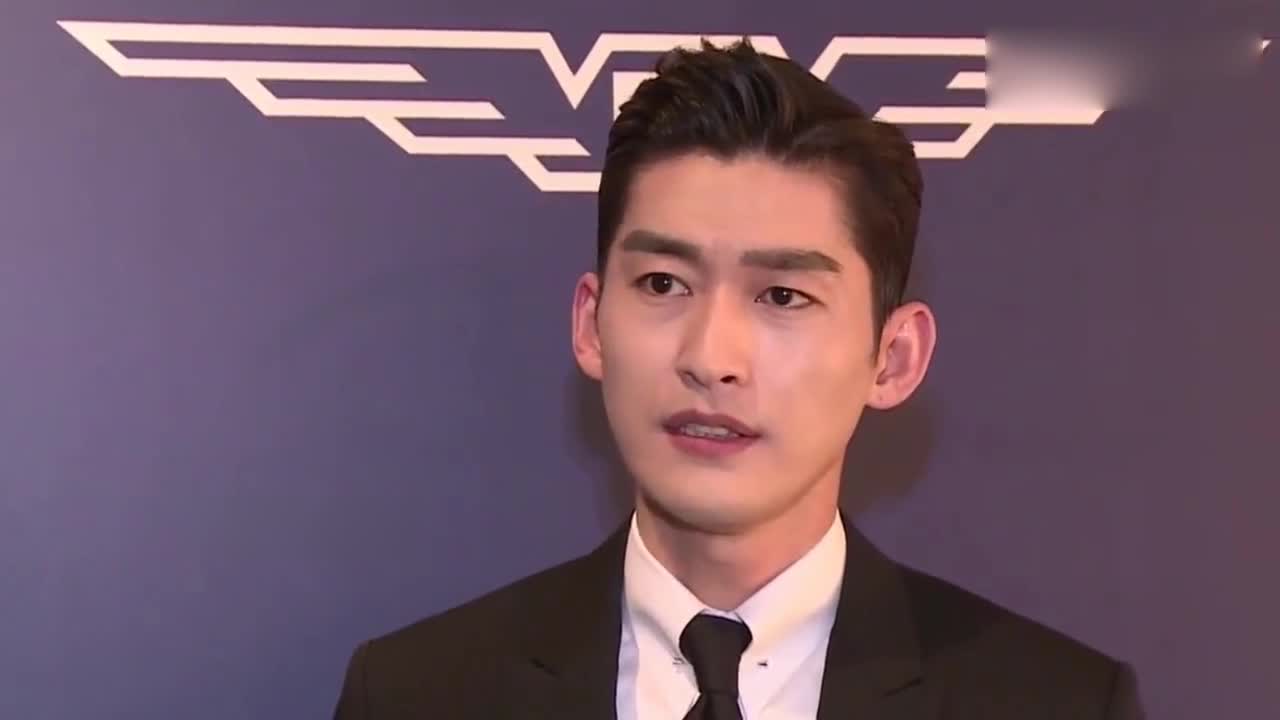 Zhang Han attended the event, big long legs strength to seize the mirror, chin was changed too much by netizens Tucao.