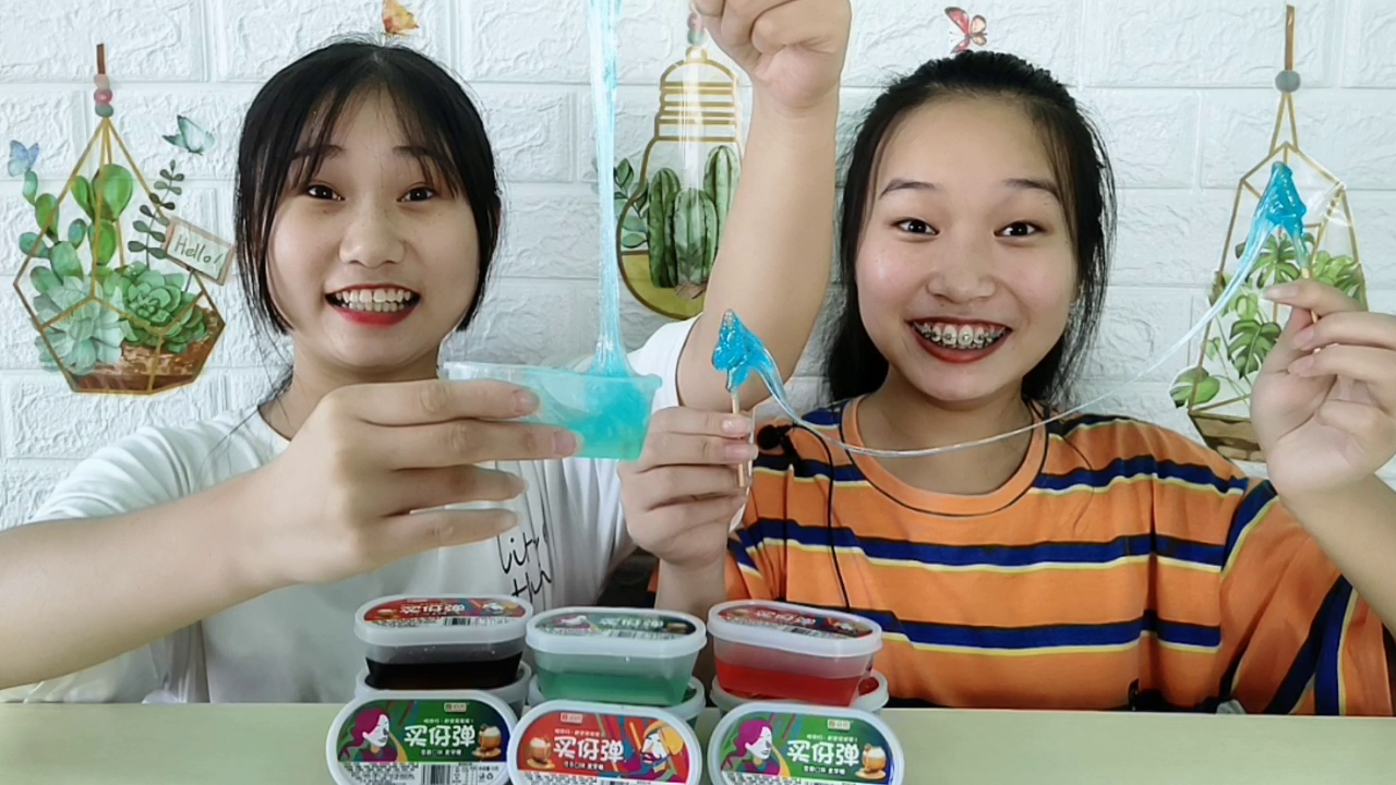 Girls try to eat colorful "Buy Bullets". Maltose super-viscous silk drawing is really interesting. They have a good taste of sour and sweet while eating.